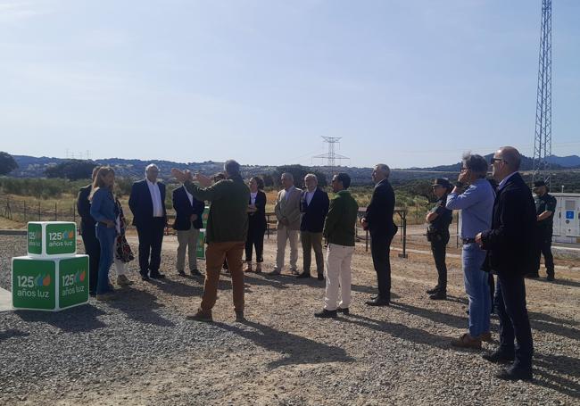 Explicación de los técnicos a las autoridades presentes