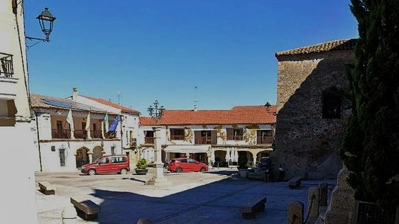Hallan el cadáver de un hombre en la plaza de España de Peraleda de la Mata