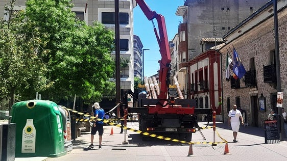 Comienza la instalación de los toldos de sombreado en la calle peatonal
