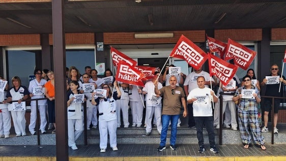 El personal de limpieza del hospital se echa a la calle para mejorar sus condiciones laborales