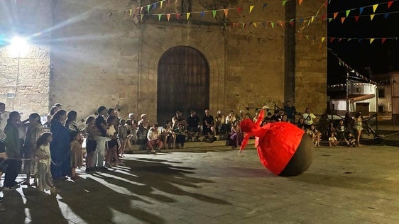 Saucedilla estrena festival de teatro de calle, Alas de Teatro, con cuatro actuaciones
