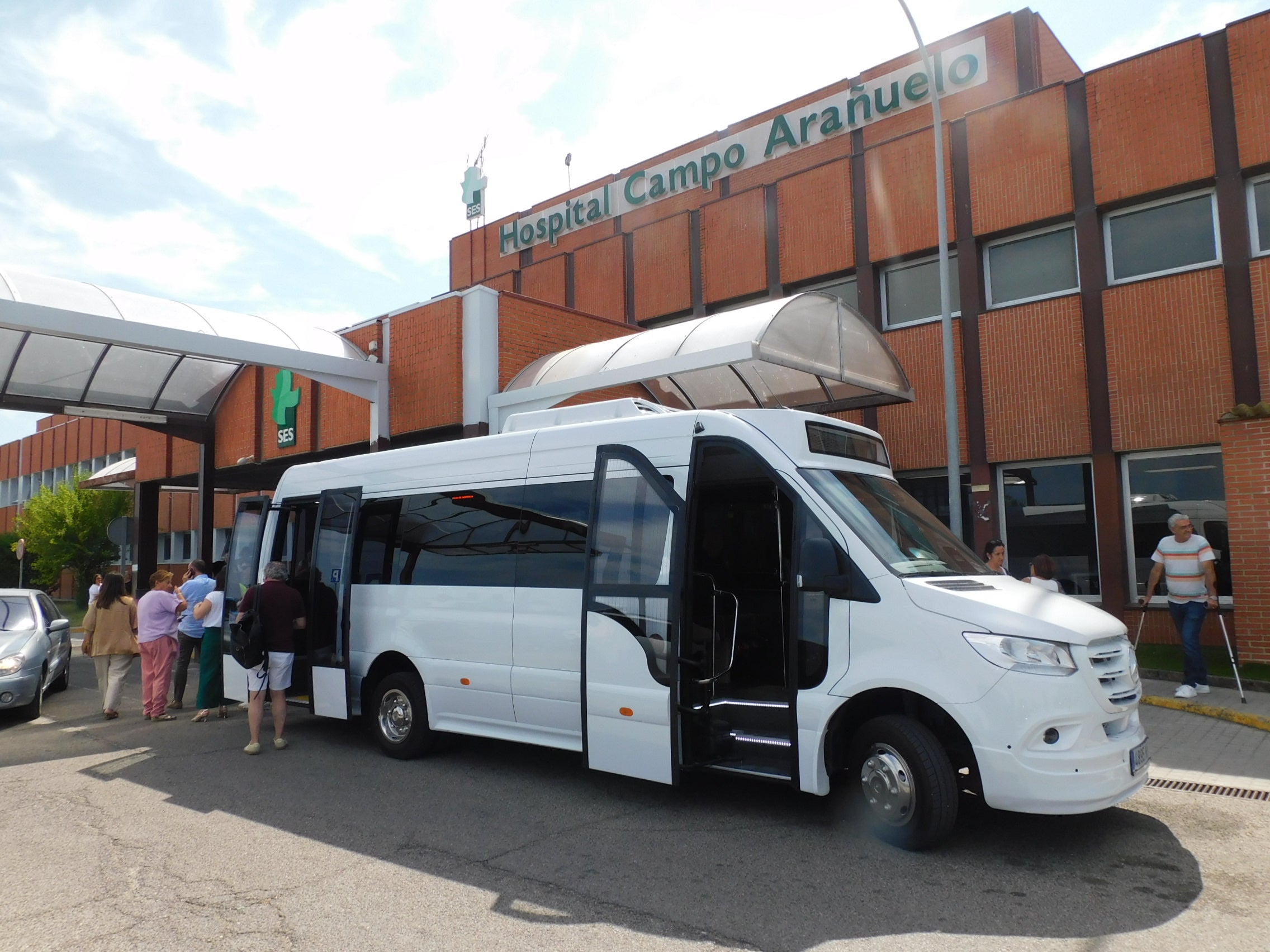 El autobús, en el hospital, pendiente de rotular
