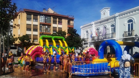 Castillos hinchables acuáticos en la plaza de España