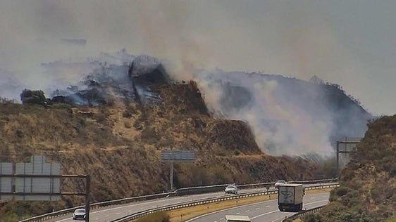Cortada la A-5 por el incendio cerca de la autovía