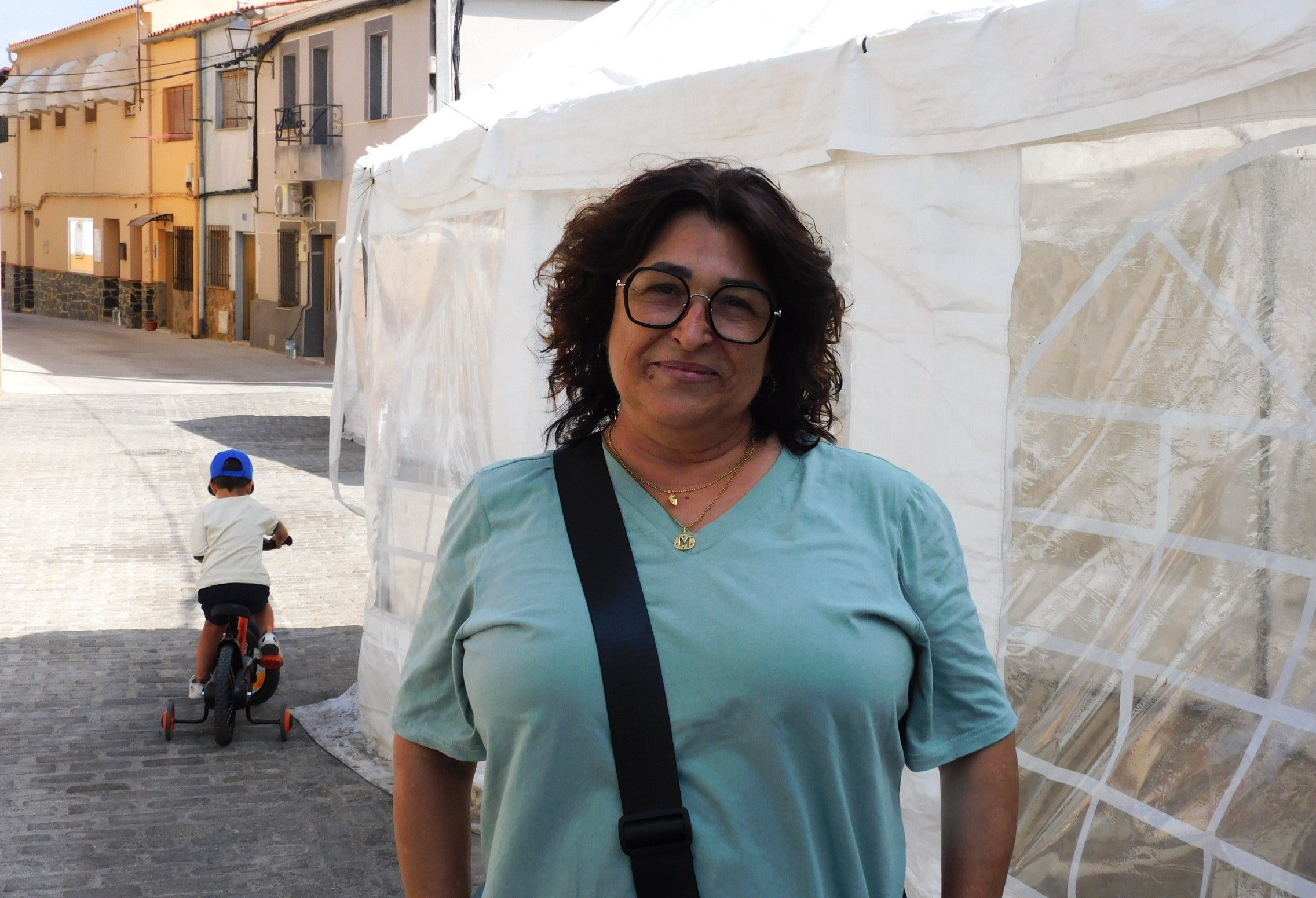 Marita junto a las casetas de la fiestas