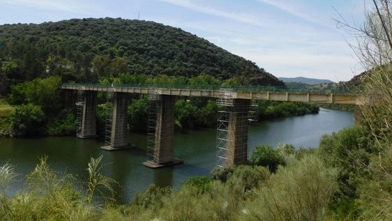 El puente próximo a Valdecañas vuelve a cerrarse al tráfico