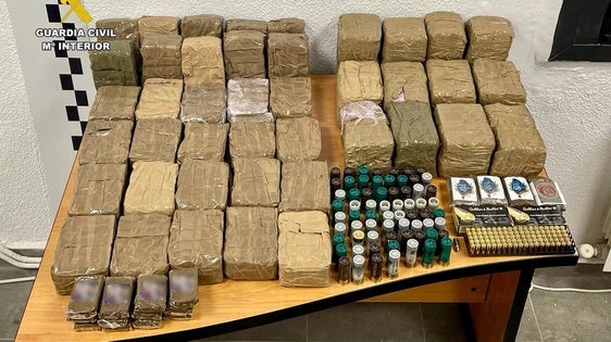Acuden por presunta violencia de género y acaban localizando 27 kilos de hachís y distinta munición