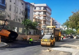El asfaltado de la avenida de las Angustias obliga a modificar la circulación en toda esa zona