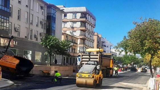 El asfaltado de la avenida de las Angustias obliga a modificar la circulación en toda esa zona
