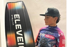 El joven moralo Nacho Castro compite en Tarifa con los mejores kitesurfistas