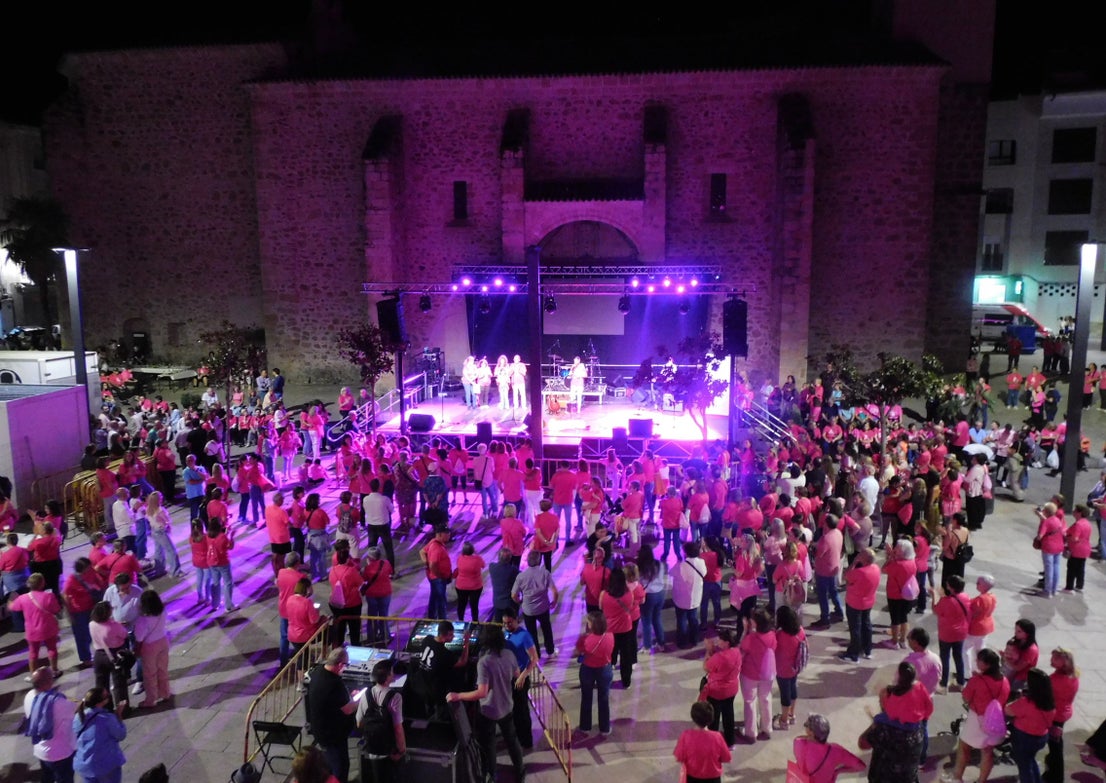 La marcha contra el cáncer de mama tiñe de rosa el casco urbano