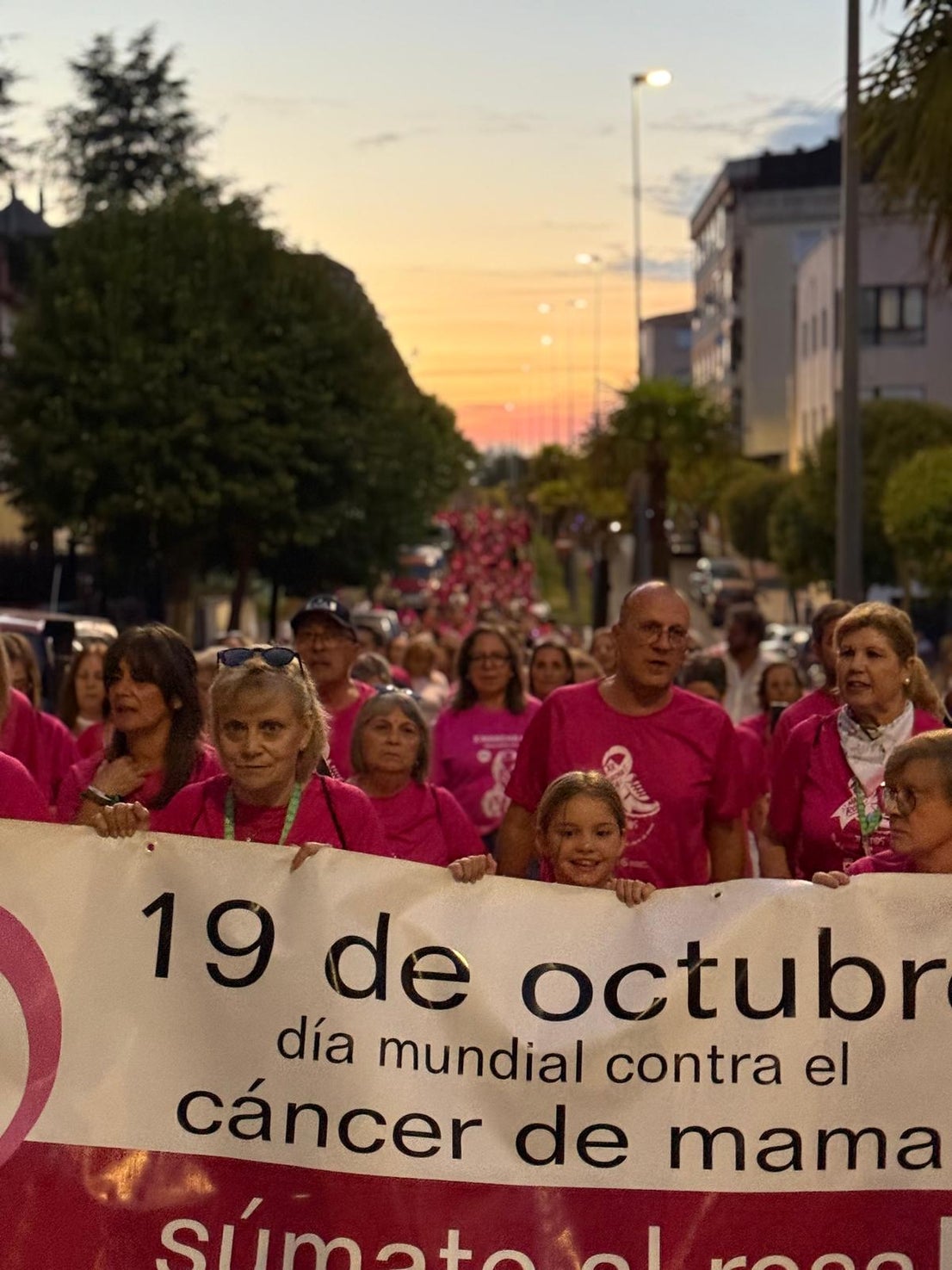 La marcha contra el cáncer de mama tiñe de rosa el casco urbano