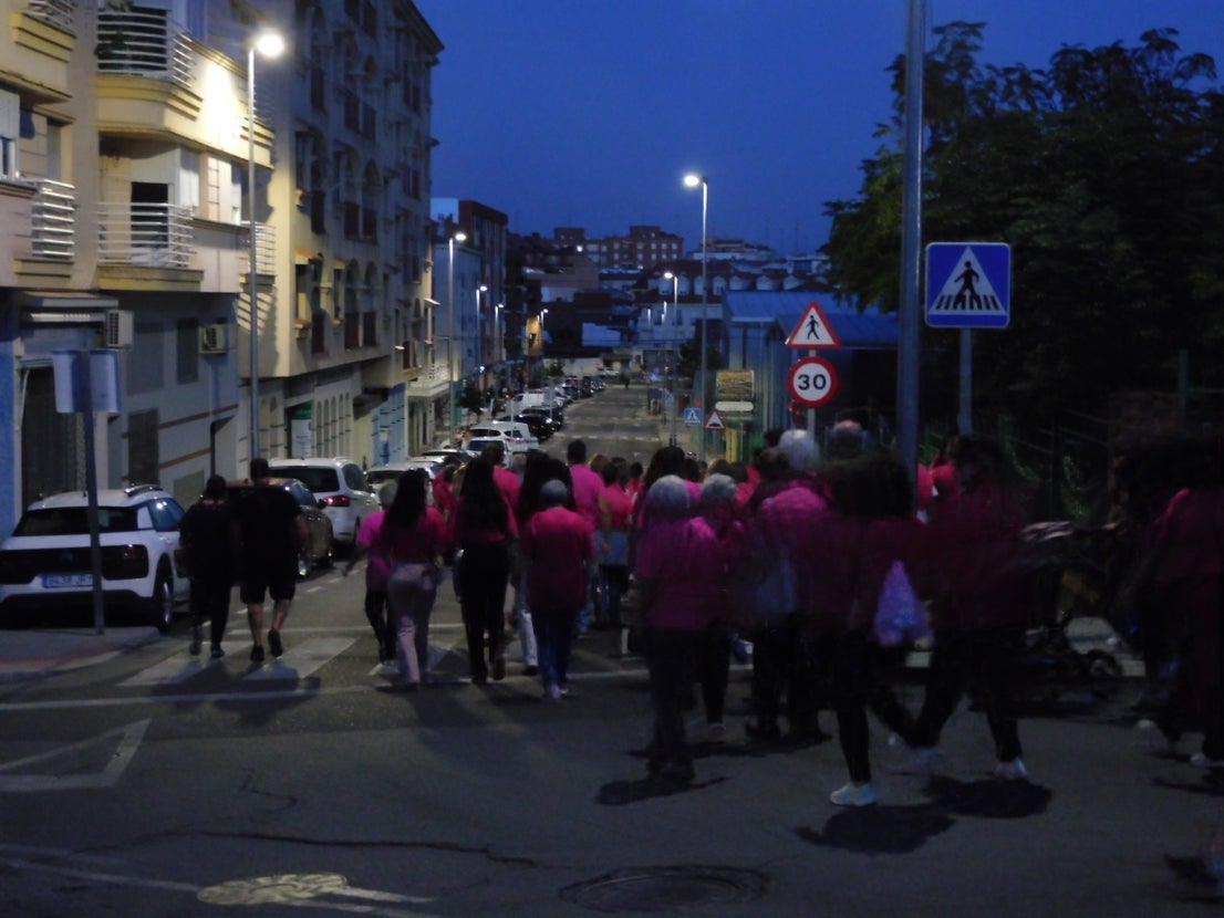 La marcha contra el cáncer de mama tiñe de rosa el casco urbano