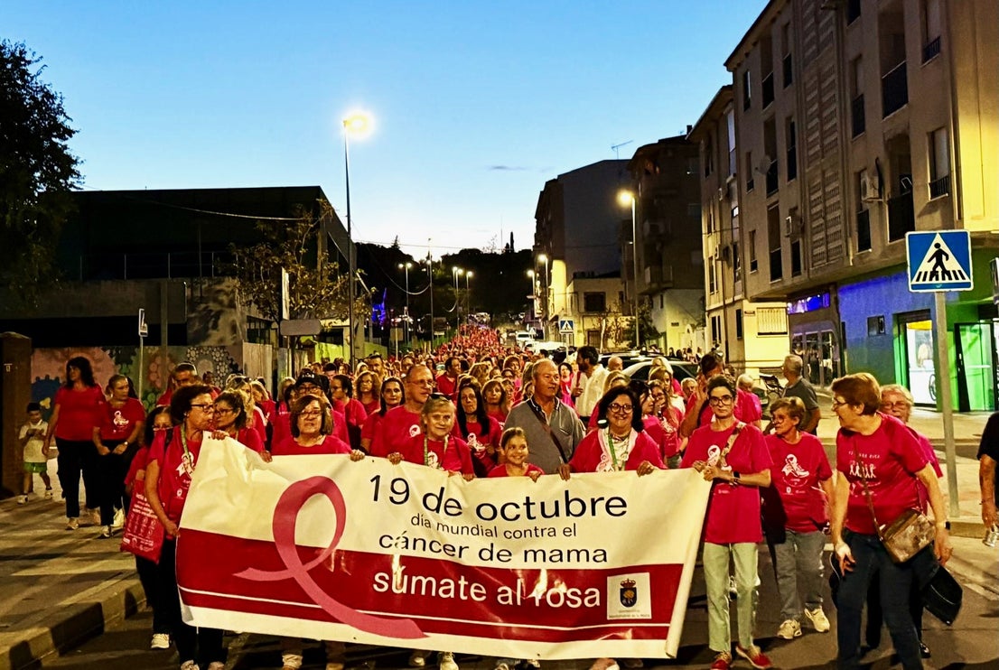 La marcha contra el cáncer de mama tiñe de rosa el casco urbano