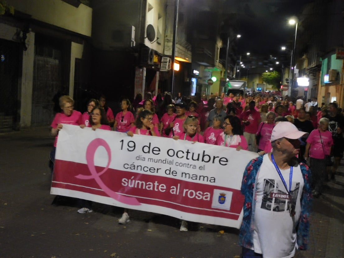 La marcha contra el cáncer de mama tiñe de rosa el casco urbano