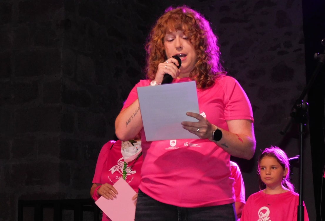 La marcha contra el cáncer de mama tiñe de rosa el casco urbano
