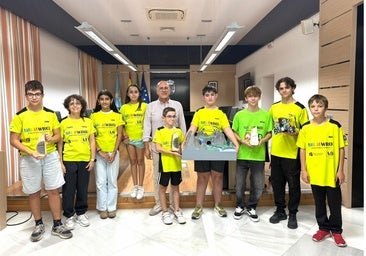 El alcalde recibe a los equipos de ArcaDroidEx tras su éxito en la final nacional de robótica en Andorra