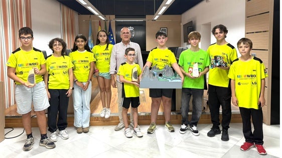 El alcalde recibe a los equipos de ArcaDroidEx tras su éxito en la final nacional de robótica en Andorra