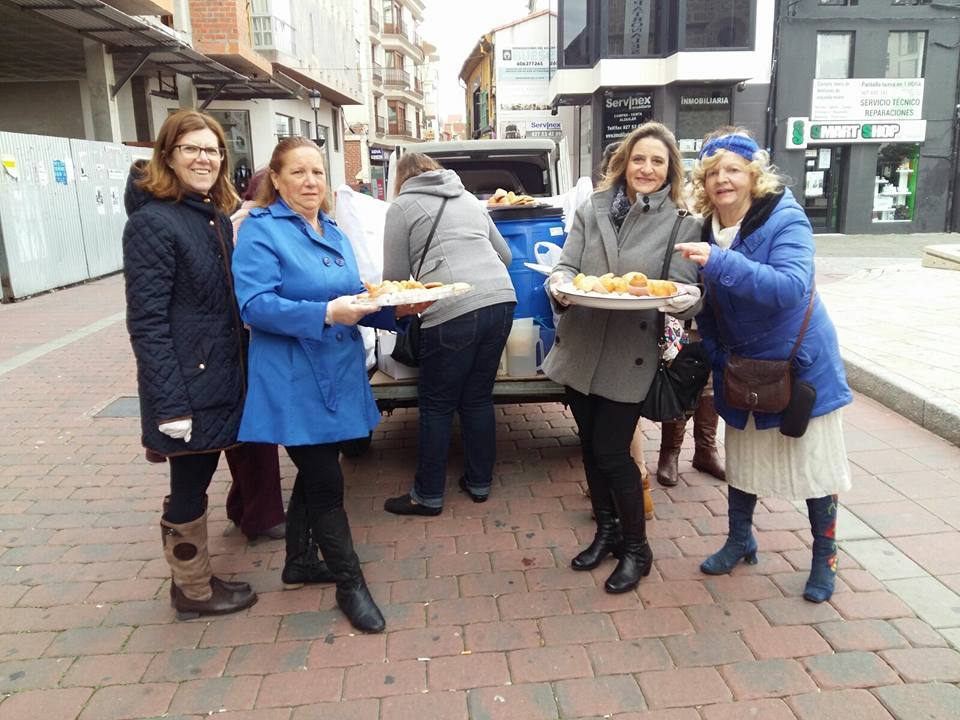 Reparto de dulces por el peatonal a cargo de las Mayordomas 