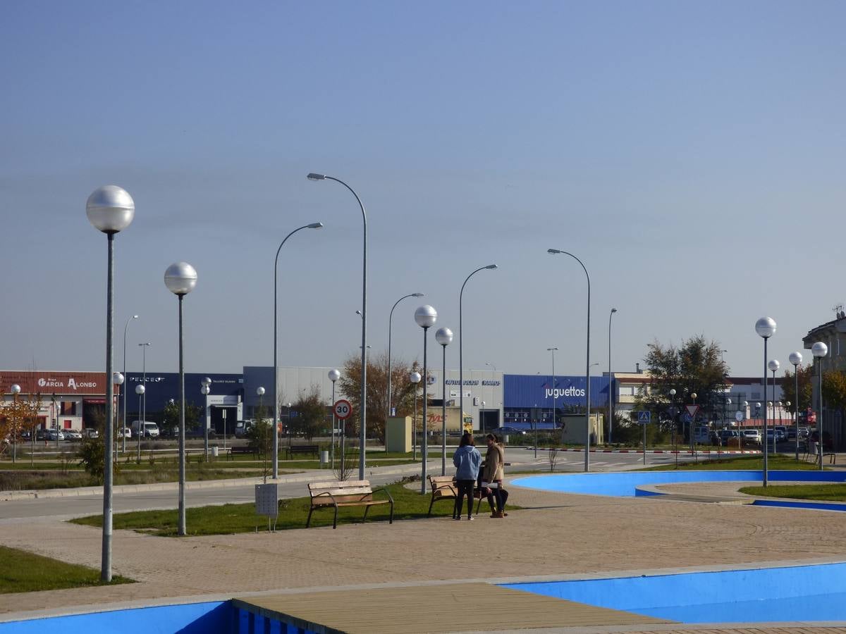 La alcaldesa espera que en los primeros meses del 2016 pueda trasladarse el mercadillo