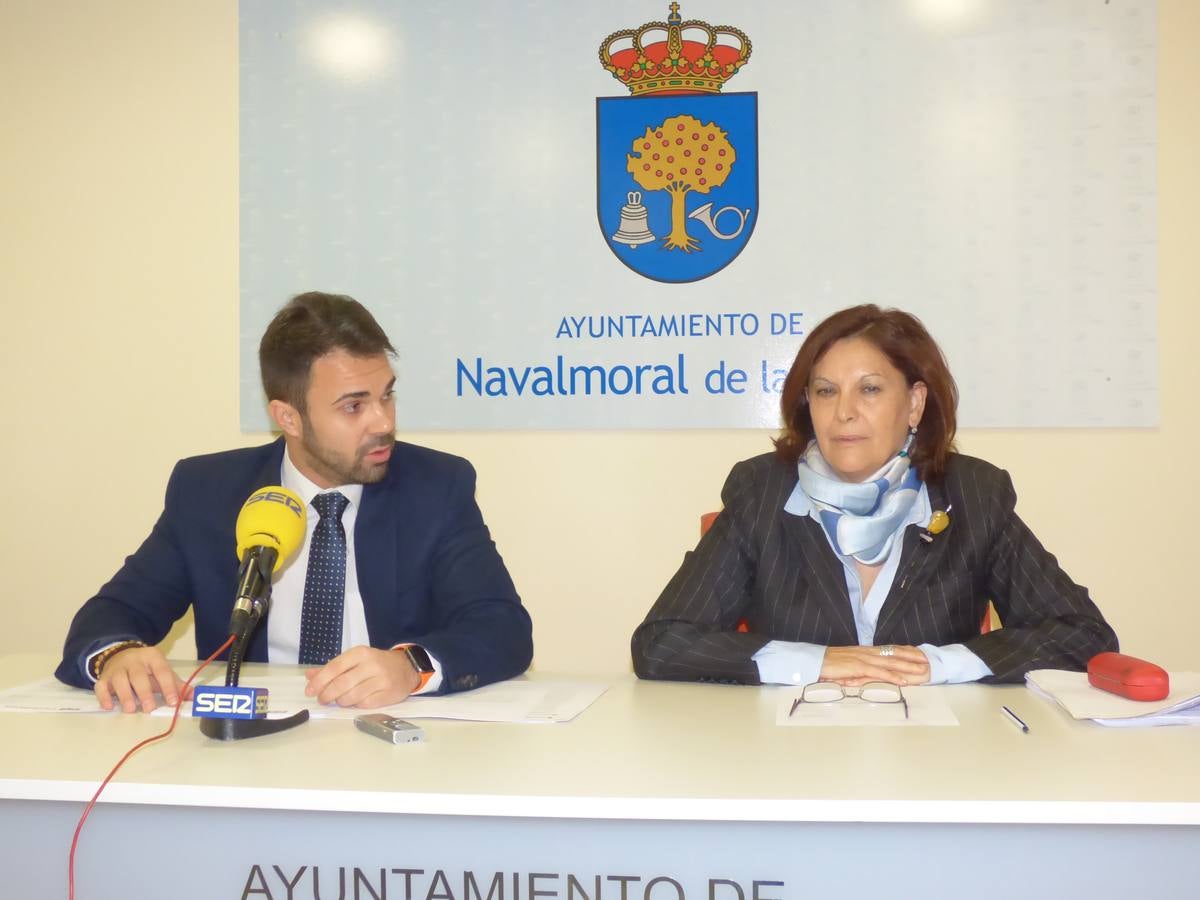 Ángel Muñoz y Belén Vázquez en la sala de prensa municipal 
