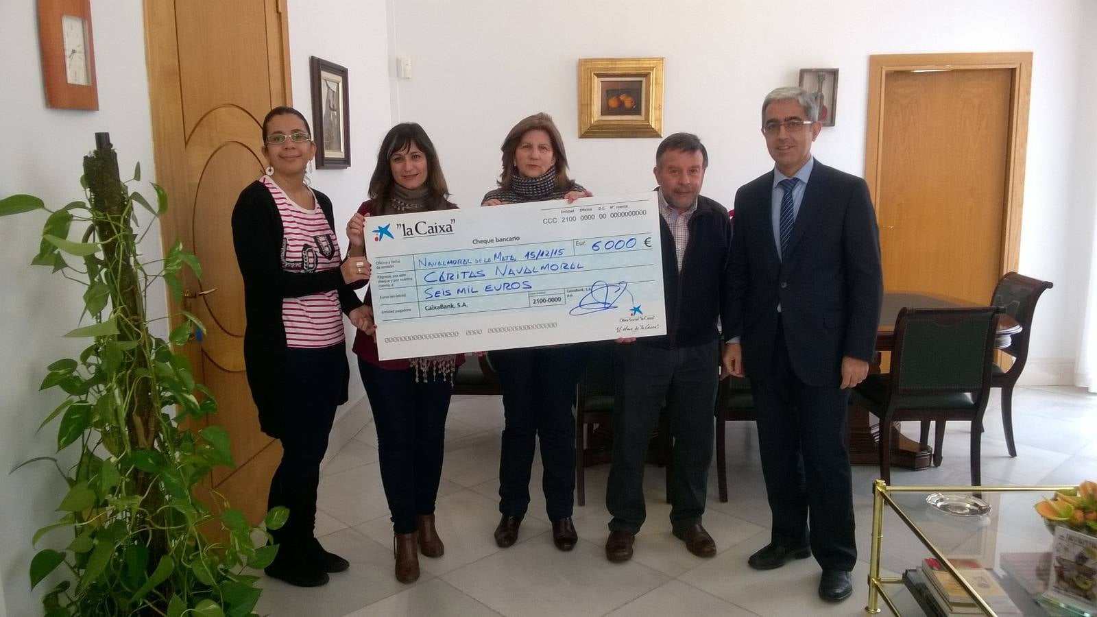 Al acto de entrega asistieron responsables municipales, de Cáritas y el director de la sucursal local 