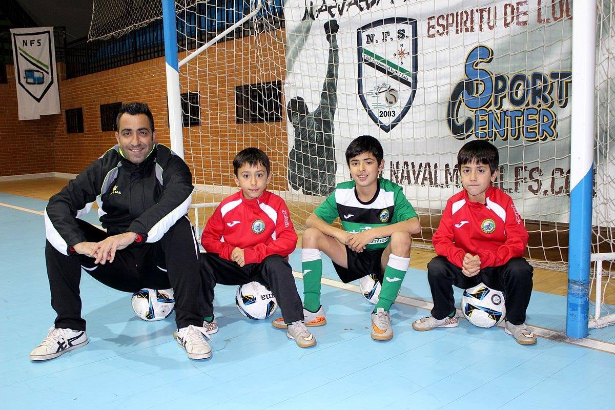 Beni Besale en el pabellón polideportivo con sus hijos, otros "locos del balón" como él 