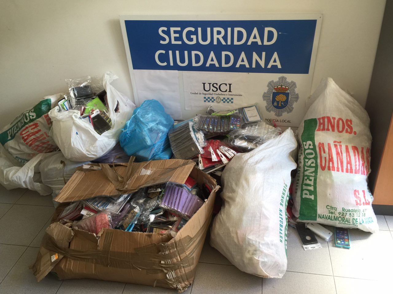 Las fundas acumuladas en la jefatura de la Policía Local 