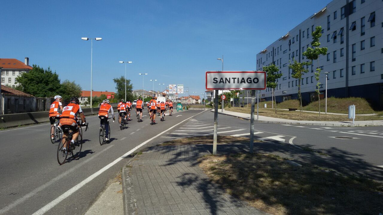 Los cicloturistas moralos entrando el año pasado en Santiago de Compostela 