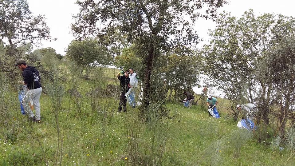 Treinta sacos de basura recogen los pescadores que limpiaron el embalse de Sierra Brava