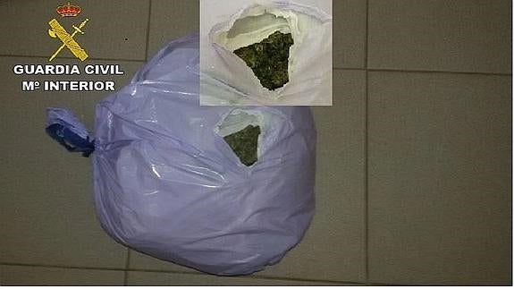 Detenidos dos jóvenes tras arrojar un kilo de marihuana a la cuneta de la A-5