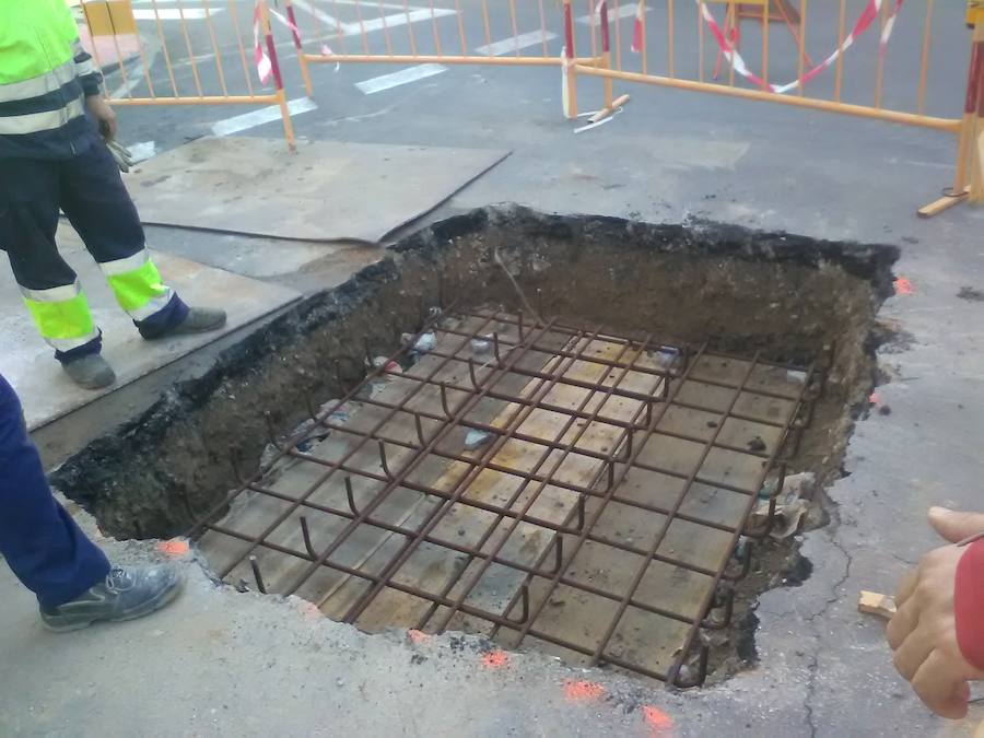 Trabajadores municipales cierran el pozo que quedó al descubierto en la Ronda Sur