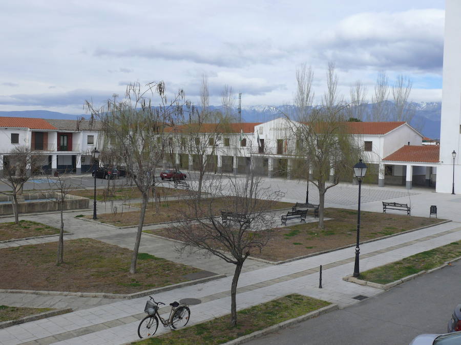 Plaza de Rosalejo, con el Ayuntamiento al fondo 