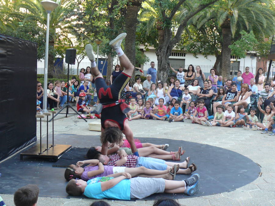 Mike Dos Perillas, Finestra Nou Circ, APTO o Las XL, en la primera jornada del V Festival de Circo
