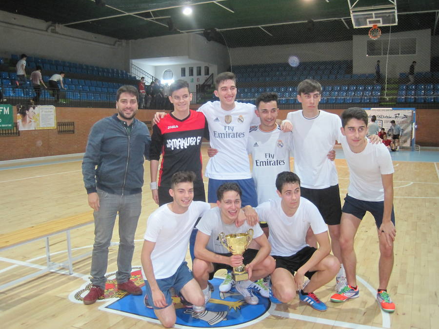 Gran ambiente y mucha deportividad en el IV Torneo Intercentros de fútbol-sala