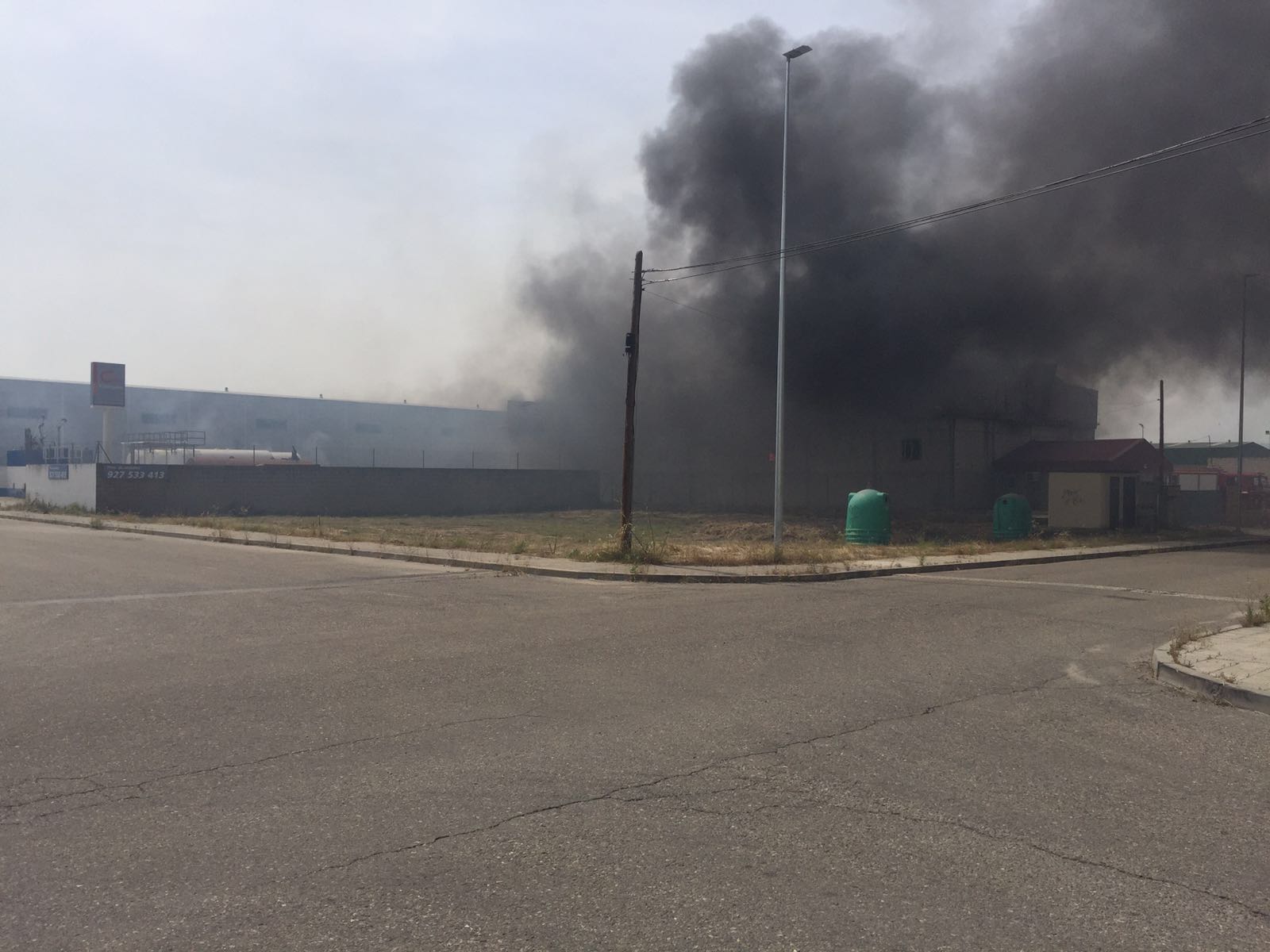 Sale ardiendo una nave de la empresa South Coal en el polígono industrial
