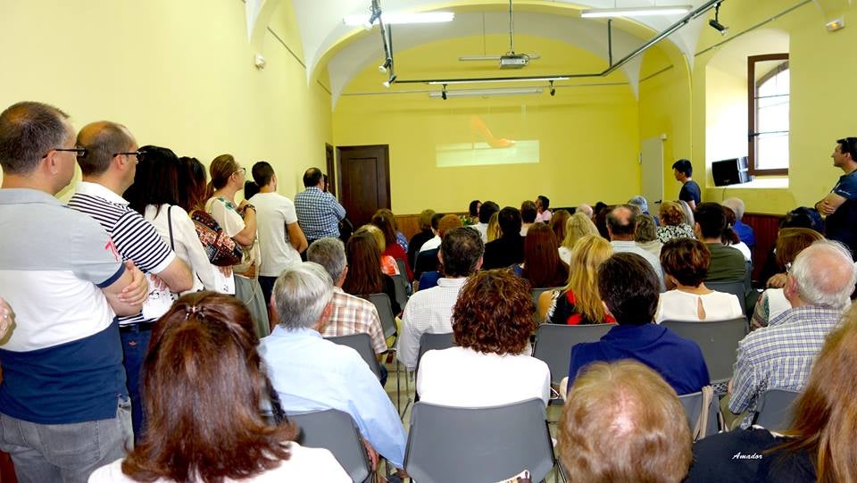 Lucía Rubio llena la Fundación Concha en la presentación de su primer libro, 'El descaro de quererte'