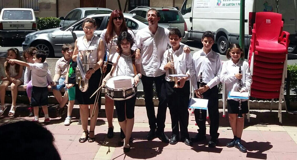 Los músicos 'bautizados' con el director de la banda, Javier Fernández Trueba 