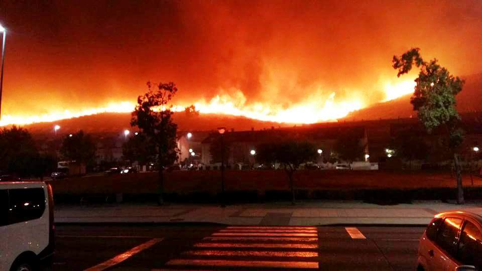 El incendio de los cerros es declarado de nivel 1 ante la cercanía de las viviendas