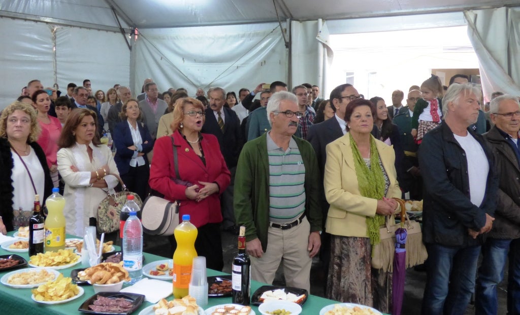 Asistentes al vino de honor con motivo de la fiesta de la virgen del Pilar 