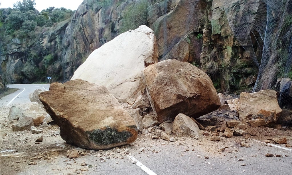 Un desprendimiento de rocas corta la carretera entre Bohonal y Mesas