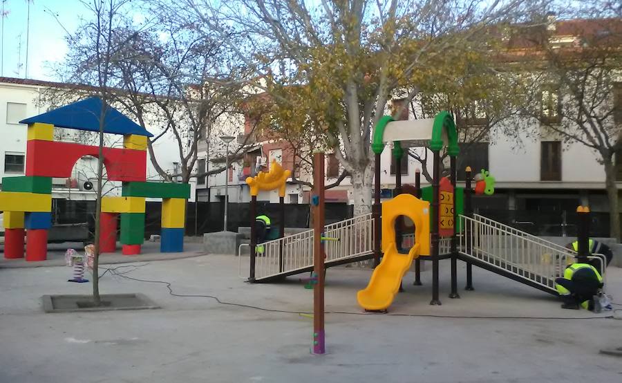 Por fin se instalan los juegos infantiles adaptados que llevará la plaza de los Colorines