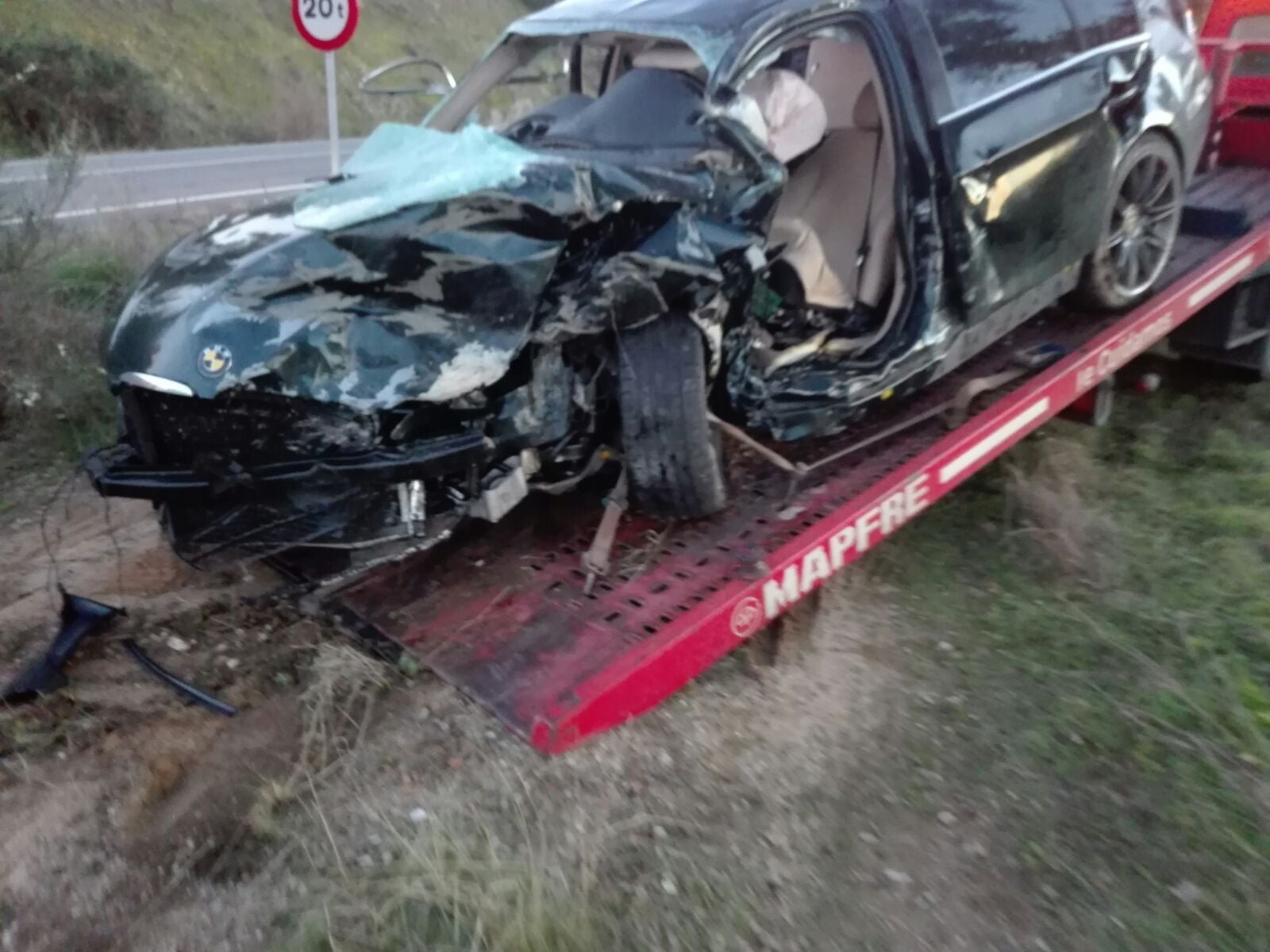 Cuatro heridos en un choque frontal en la carretera de Millanes
