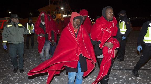 Inmigrantes a su llegada, en patera, al puesto de Motril 