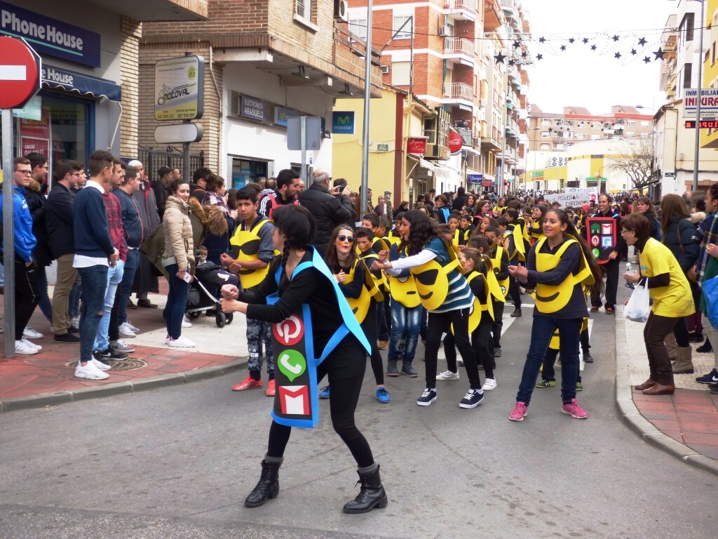 El desfile juvenil anima la mañana del viernes de Carnaval