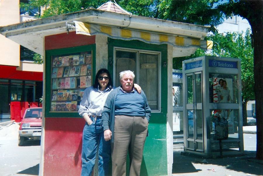 María Angustias con su padre y en el quiosco de niña 