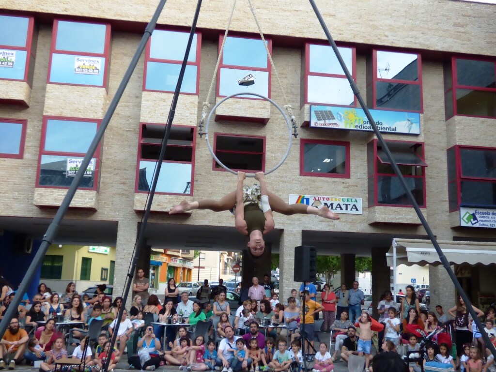 Actuación de la compañía extremeña Con PLOT en la plaza de Comillas 