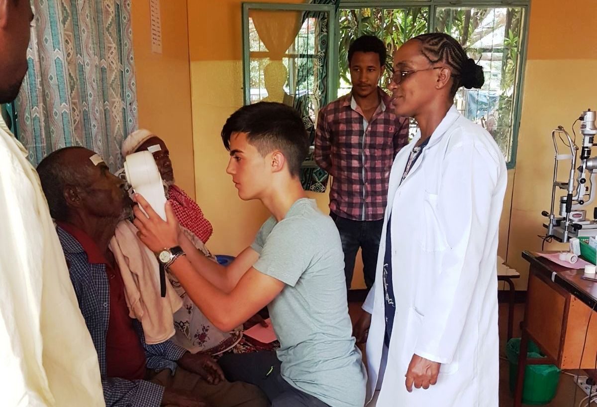 Javier Lirón en plena tarea y en la 'sala de espera' 