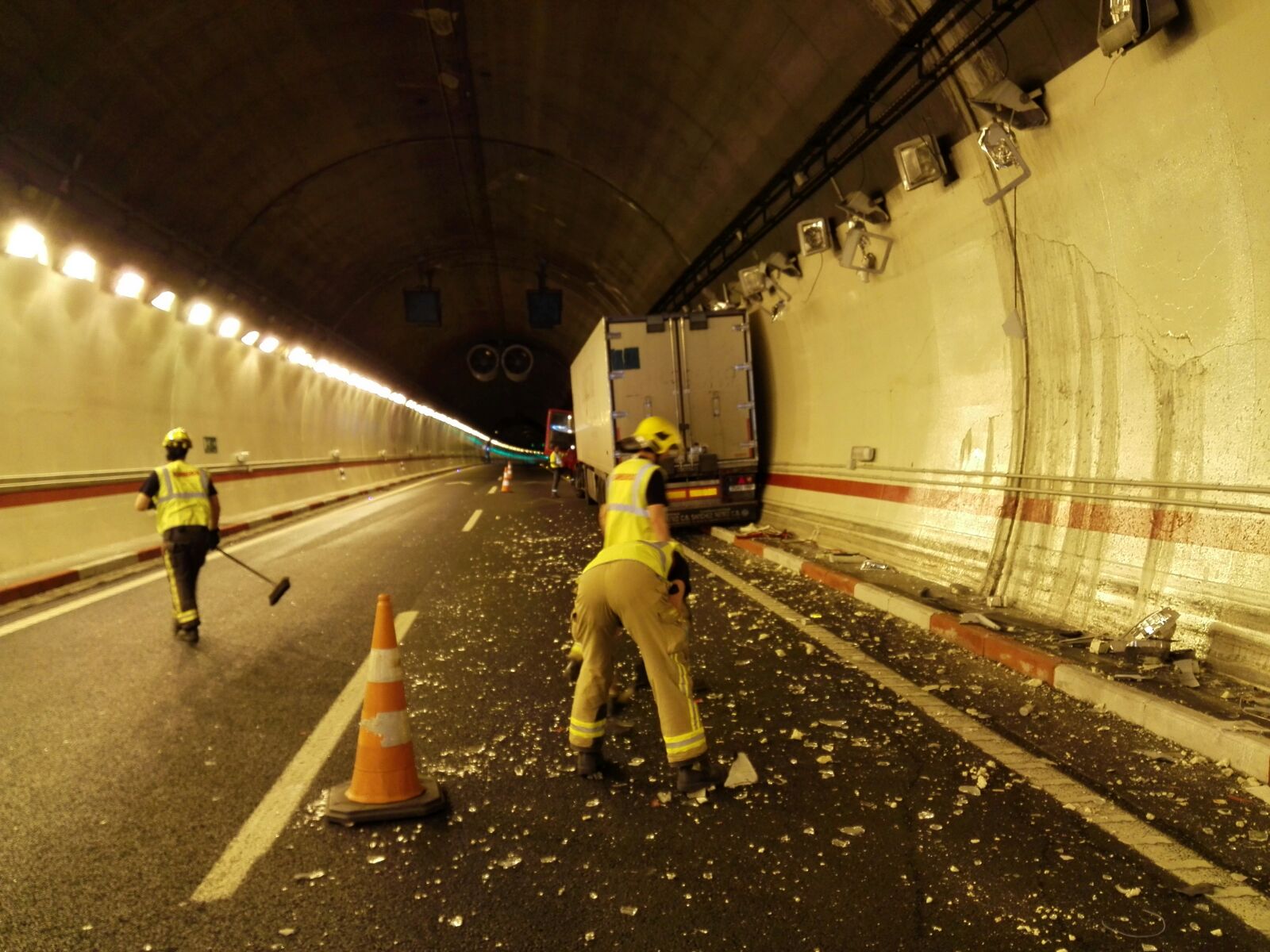 Bomberos y personal del túnel han limpiado los restos 