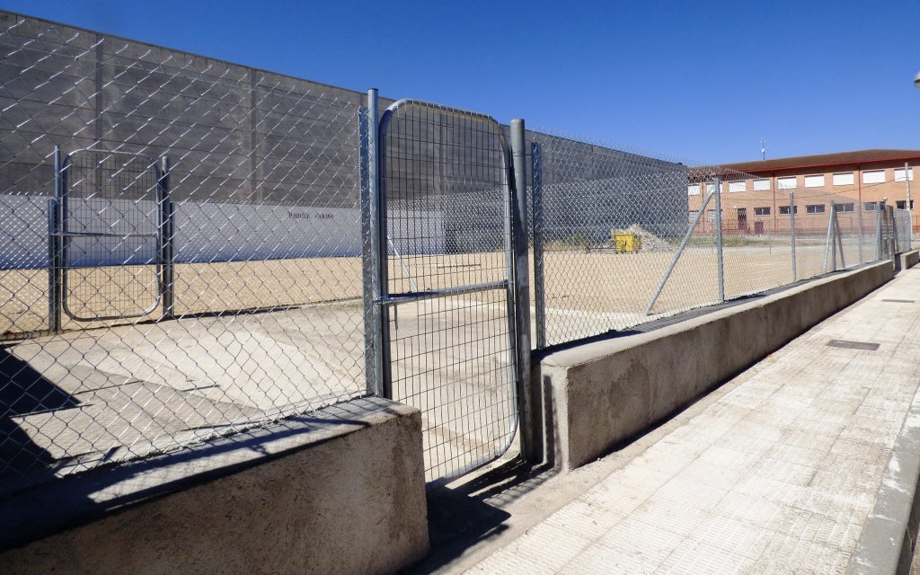 El parque canino con el colegio al fondo 